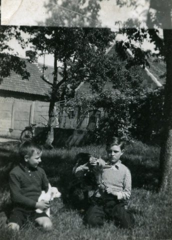 Remi Bekaert en Robert Bekaert bij de geiten